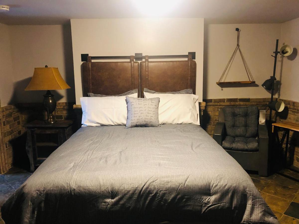Savannah Sojourn - Time Travelers Retreat 1853 Buitenkant foto